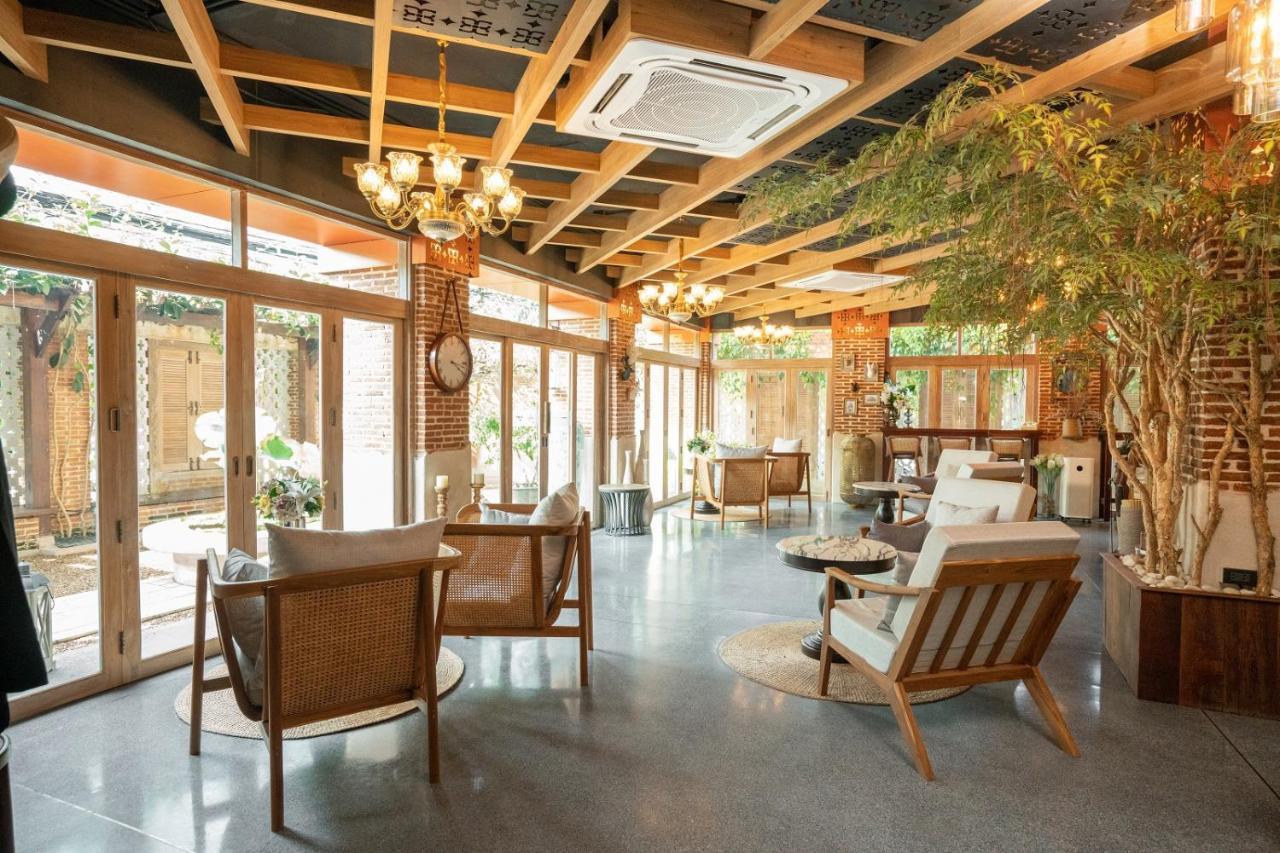 Sanae' Oldtown Hotel Chiang Mai Exteriör bild